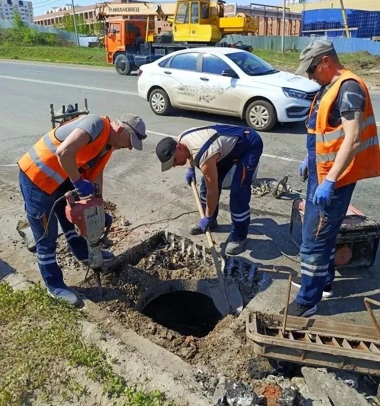 На городских улицах продолжаются профилактические работы по содержанию ливневой канализации На городских улицах продолжаются профилактические работы по содержанию ливневой канализации