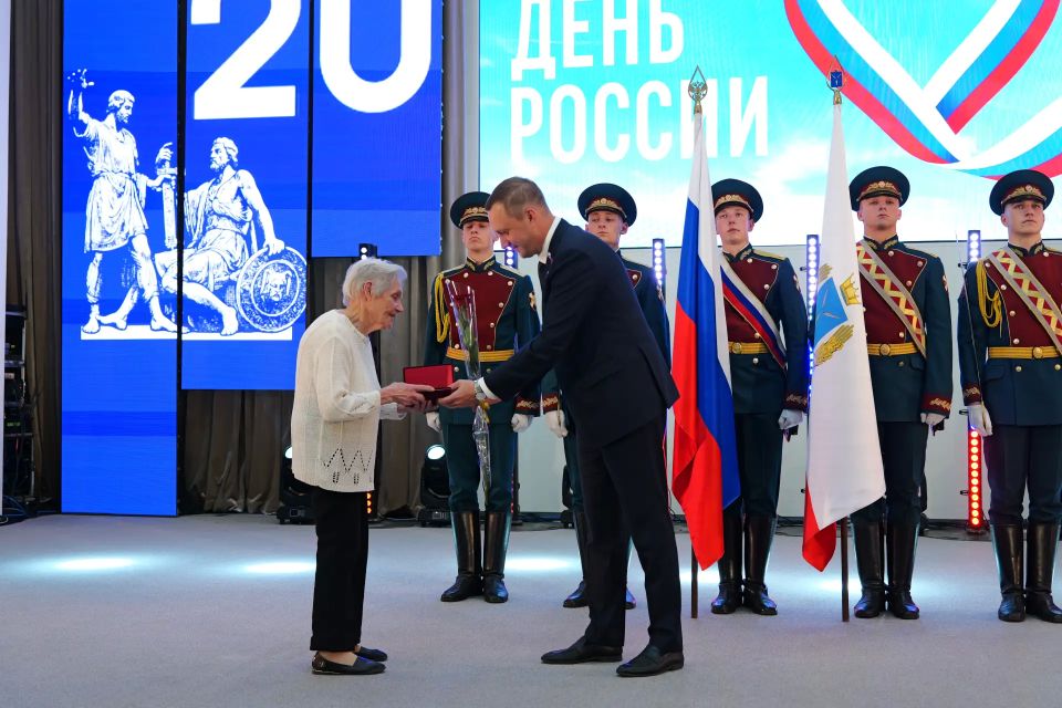 В правительстве Саратовской области губернатор вручил государственные и региональные награды жителям В правительстве Саратовской области губернатор вручил государственные и региональные награды жителям