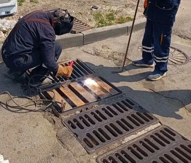 На городских улицах продолжаются профилактические работы по содержанию ливневой канализации На городских улицах продолжаются профилактические работы по содержанию ливневой канализации