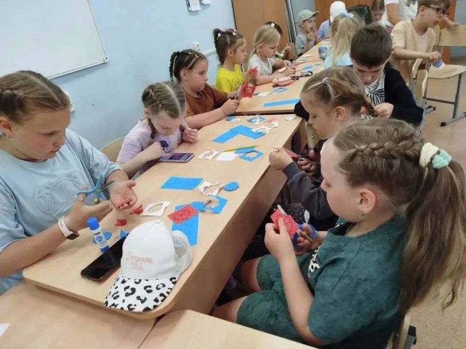 В Энгельсском муниципальном районе в образовательных учреждениях стартовала череда патриотических мероприятий в честь Дня России В Энгельсском муниципальном районе в образовательных учреждениях стартовала череда патриотических мероприятий в честь Дня России