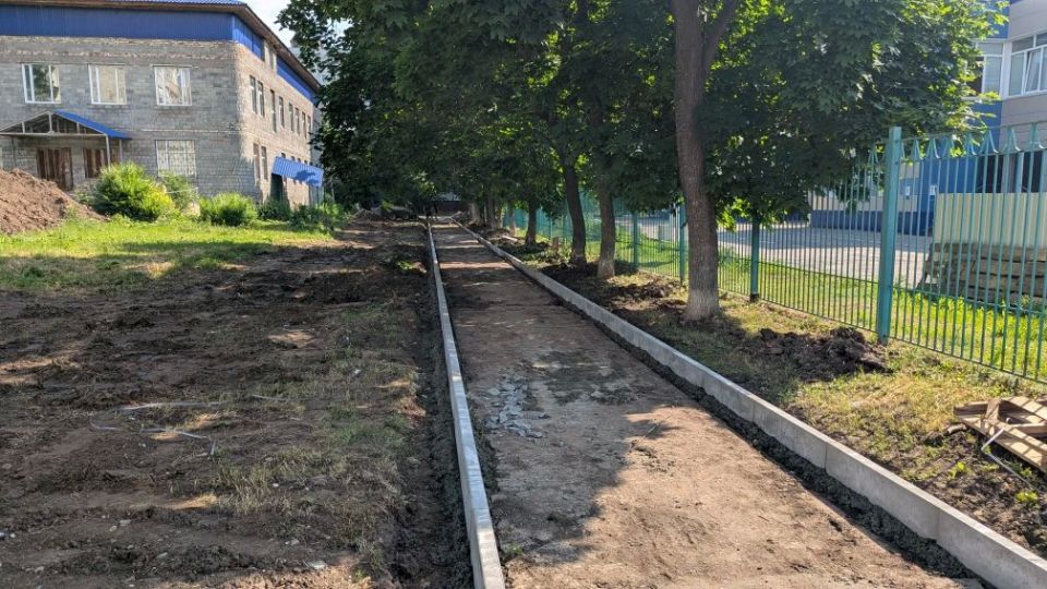 В Балаково ремонтируют тротуары на Титова и Набережной Леонова В Балаково ремонтируют тротуары на Титова и Набережной Леонова