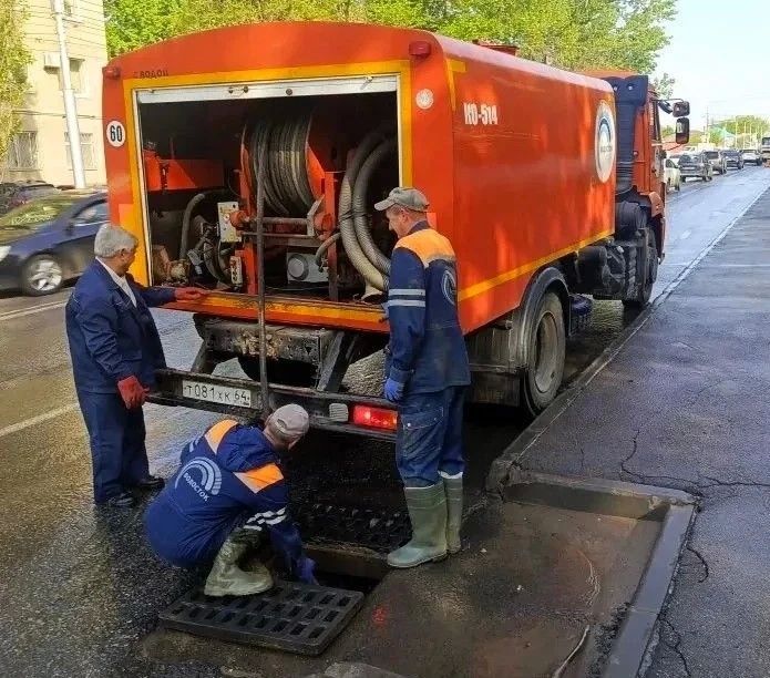 На городских улицах продолжаются профилактические работы по содержанию ливневой канализации