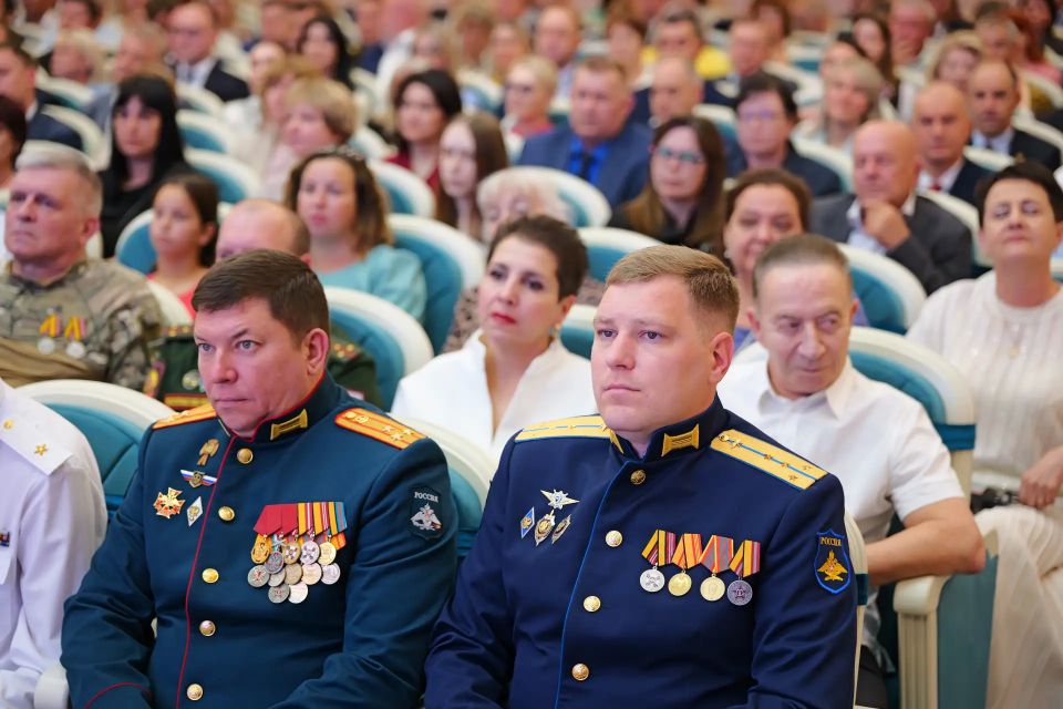 В правительстве Саратовской области губернатор вручил государственные и региональные награды жителям В правительстве Саратовской области губернатор вручил государственные и региональные награды жителям