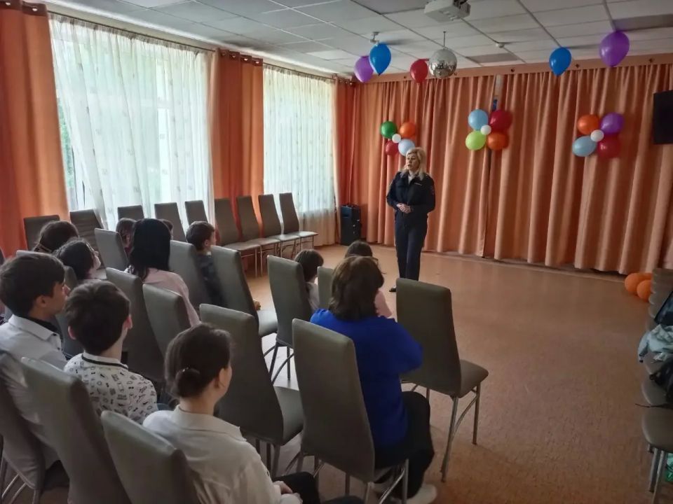 В преддверии Дня России сотрудники саратовской полиции поддержали акцию «Родиной горжусь» В преддверии Дня России сотрудники саратовской полиции поддержали акцию «Родиной горжусь»