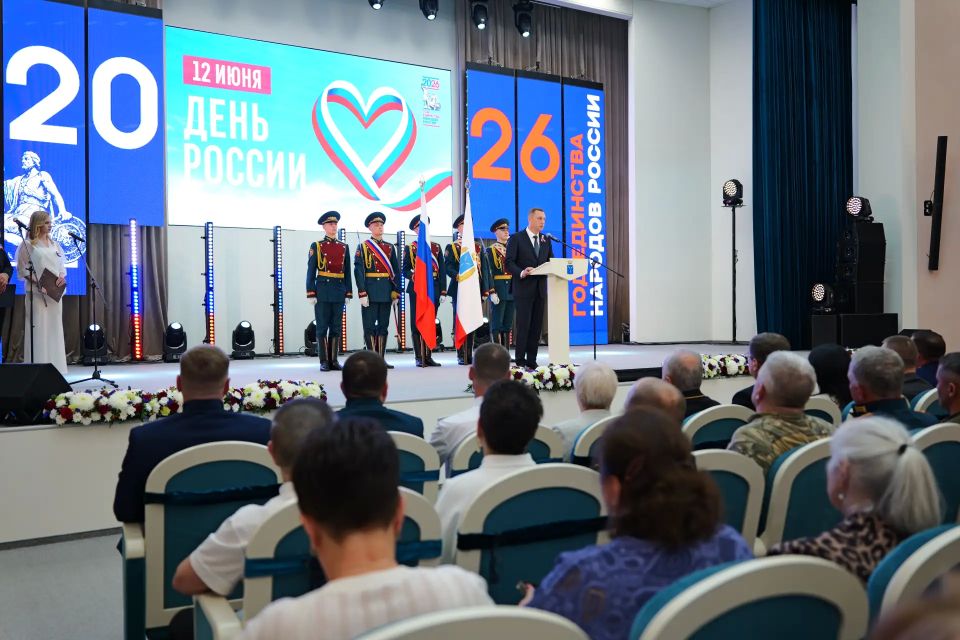 В правительстве Саратовской области губернатор вручил государственные и региональные награды жителям В правительстве Саратовской области губернатор вручил государственные и региональные награды жителям