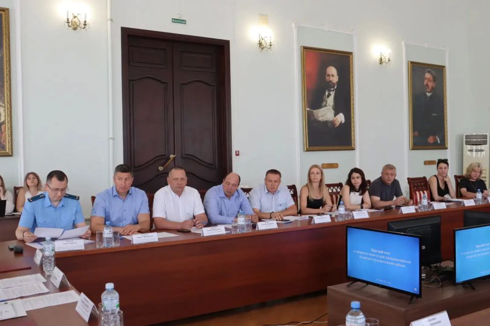 Прокурор Саратовской области Сергей Филипенко провел в Аткарске выездной круглый стол Прокурор Саратовской области Сергей Филипенко провел в Аткарске выездной круглый стол