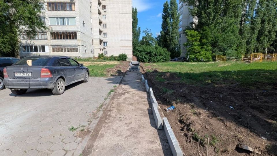 В Балаково ремонтируют тротуары на Титова и Набережной Леонова В Балаково ремонтируют тротуары на Титова и Набережной Леонова