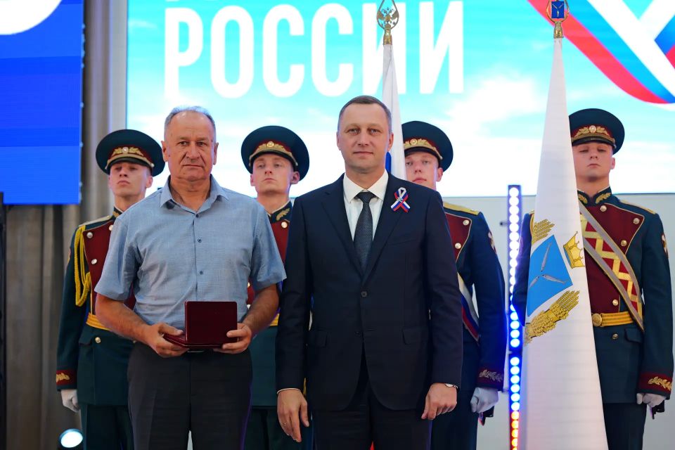 В правительстве Саратовской области губернатор вручил государственные и региональные награды жителям В правительстве Саратовской области губернатор вручил государственные и региональные награды жителям