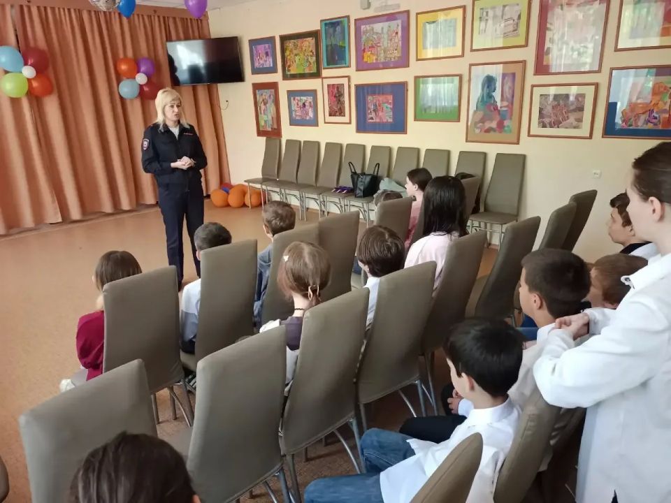В преддверии Дня России сотрудники саратовской полиции поддержали акцию «Родиной горжусь» В преддверии Дня России сотрудники саратовской полиции поддержали акцию «Родиной горжусь»