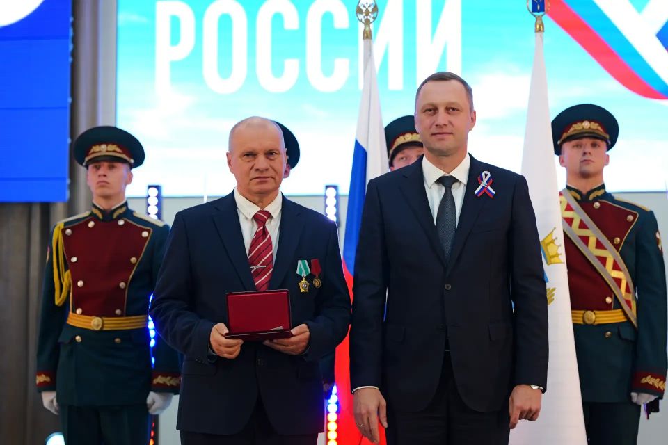 Губернатор вручил награду саратовчанке, воспитывающей 10 детей Губернатор вручил награду саратовчанке, воспитывающей 10 детей