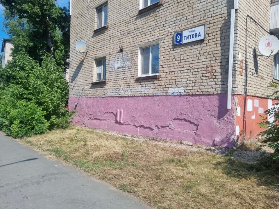 Управляющая компания закрасила надпись на фасаде дома по улице Титова