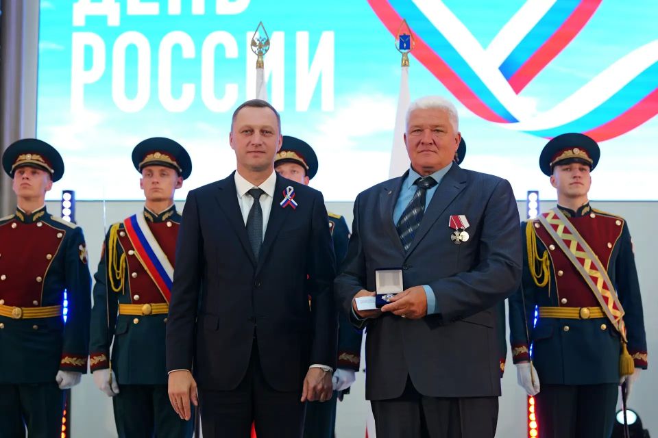 Губернатор вручил награду саратовчанке, воспитывающей 10 детей Губернатор вручил награду саратовчанке, воспитывающей 10 детей