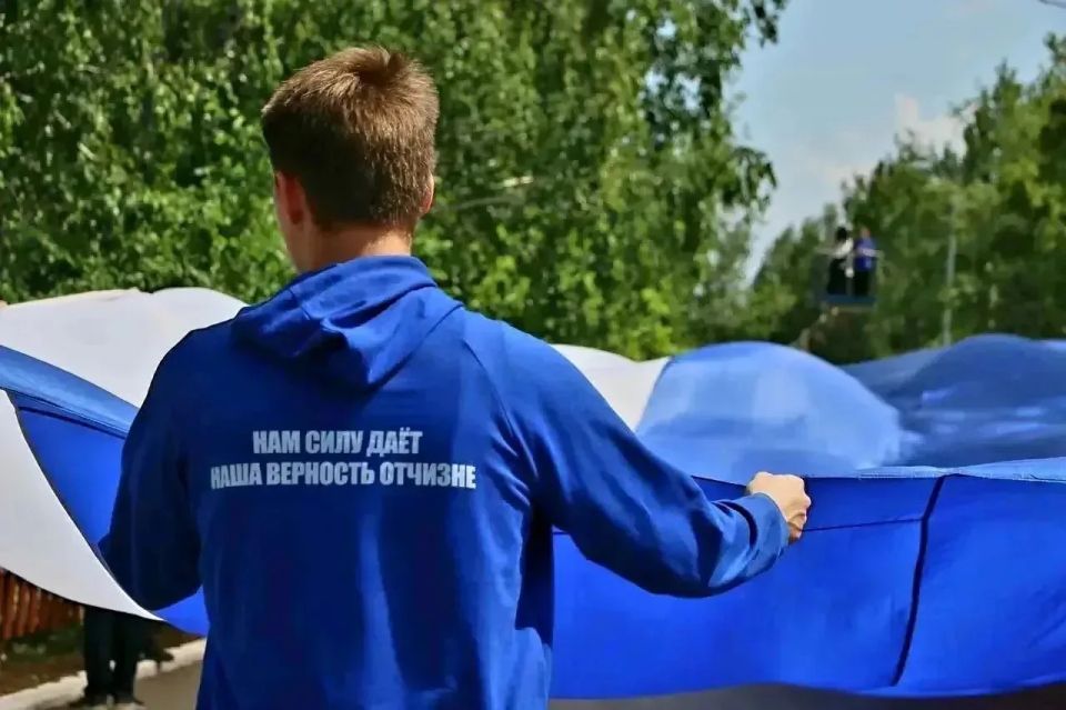 В Саратове развернули стометровый флаг России В Саратове развернули стометровый флаг России