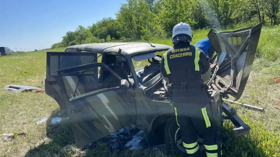 «Нива» улетела в кювет после удара: двое в больнице