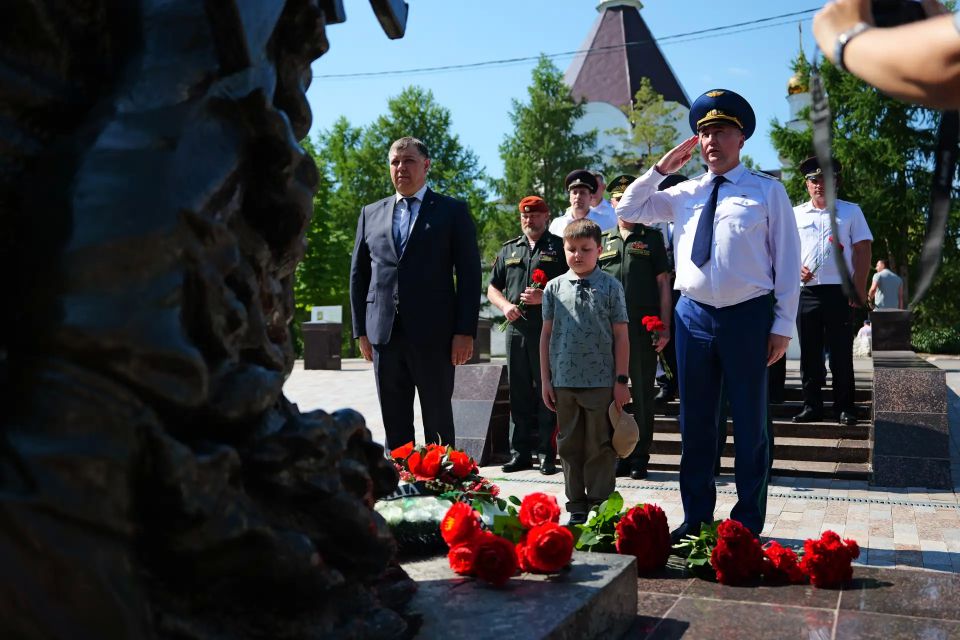 Прокурор Саратовской области Сергей Филипенко принял участие в торжественных мероприятиях, посвященных Дню России Прокурор Саратовской области Сергей Филипенко принял участие в торжественных мероприятиях, посвященных Дню России