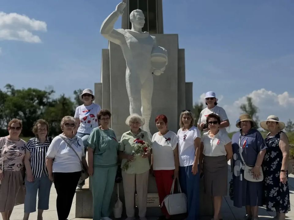 Сегодня, в День России, в Парке покорителей космоса имени Ю. А. Гагарина прошла экскурсия для ветеранов Энгельсского района Сегодня, в День России, в Парке покорителей космоса имени Ю. А. Гагарина прошла экскурсия для ветеранов Энгельсского района