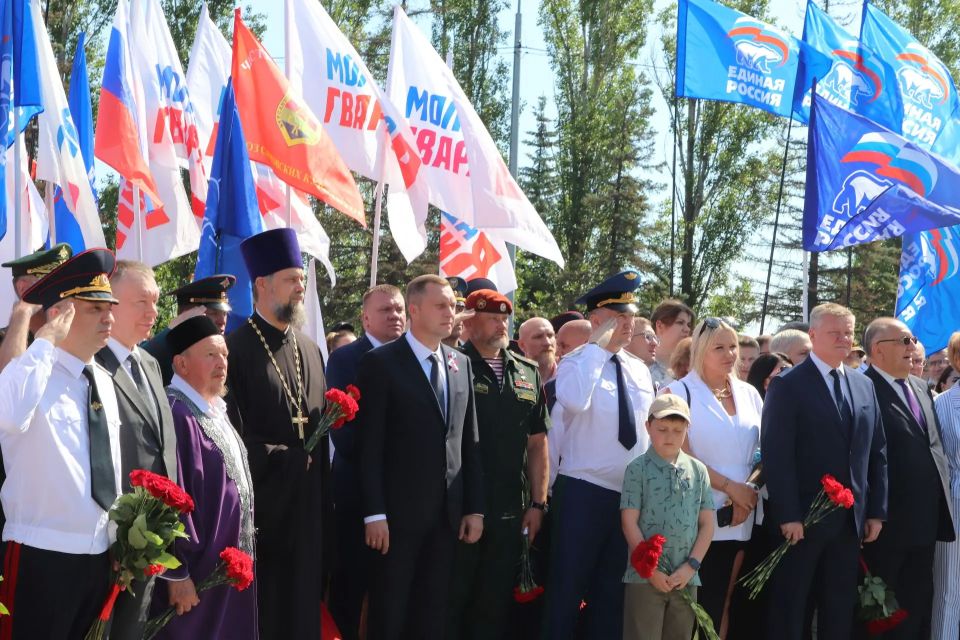 Сегодня День России. . В честь праздника в парке Победы на Соколовой горе прошла торжественная церемония поднятия Государственного флага РФ В ней приняли участие губернатор Саратовской области Роман Бусаргин, депутаты... Сегодня День России. . В честь праздника в парке Победы на Соколовой горе прошла торжественная церемония поднятия Государственного флага РФ В ней приняли участие губернатор Саратовской области Роман Бусаргин, депутаты...
