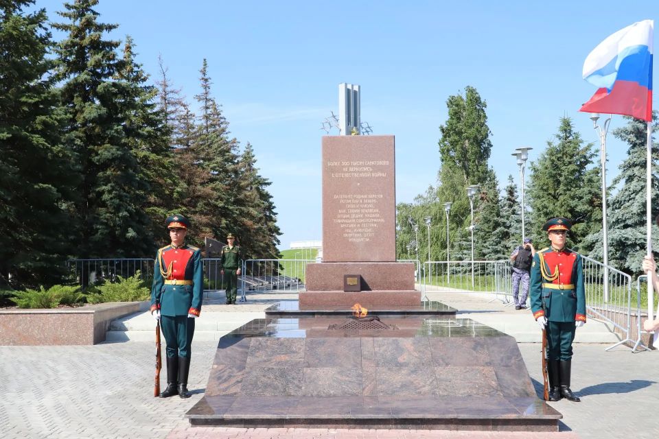 Сегодня День России. . В честь праздника в парке Победы на Соколовой горе прошла торжественная церемония поднятия Государственного флага РФ В ней приняли участие губернатор Саратовской области Роман Бусаргин, депутаты... Сегодня День России. . В честь праздника в парке Победы на Соколовой горе прошла торжественная церемония поднятия Государственного флага РФ В ней приняли участие губернатор Саратовской области Роман Бусаргин, депутаты...