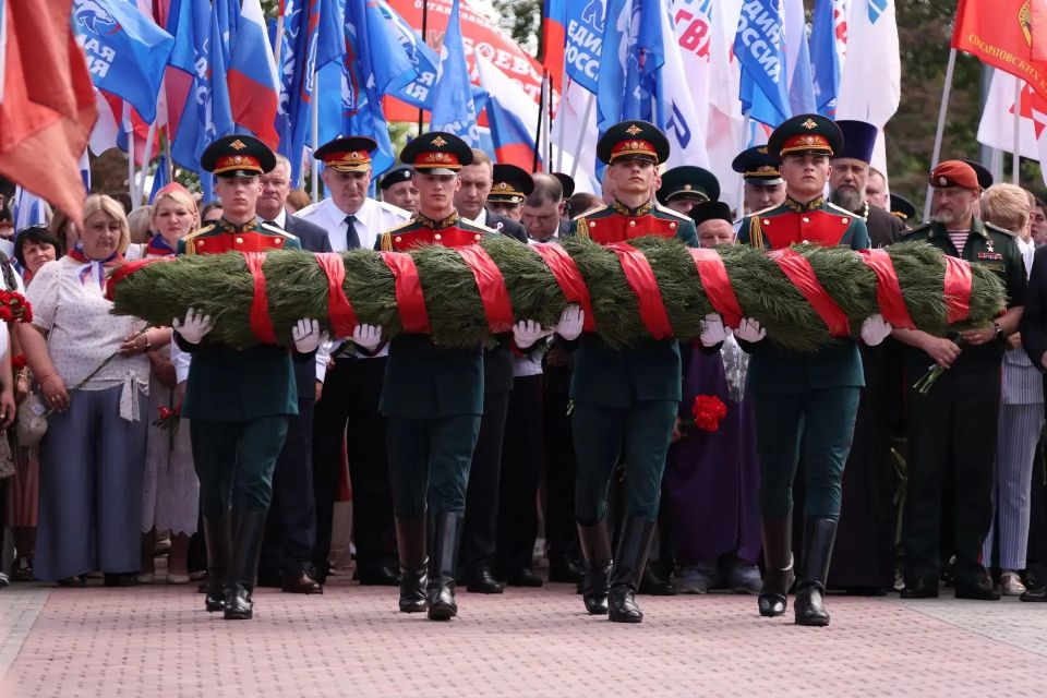 В День России у Вечного огня в саратовском Парке Победы состоялась торжественная церемония поднятия Государственного флага В День России у Вечного огня в саратовском Парке Победы состоялась торжественная церемония поднятия Государственного флага