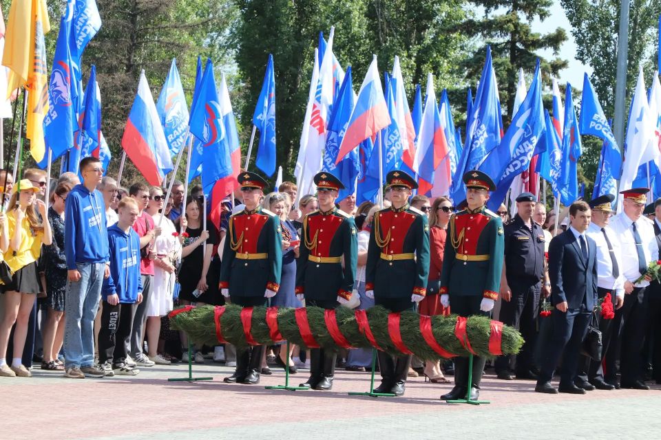 Сегодня День России. . В честь праздника в парке Победы на Соколовой горе прошла торжественная церемония поднятия Государственного флага РФ В ней приняли участие губернатор Саратовской области Роман Бусаргин, депутаты... Сегодня День России. . В честь праздника в парке Победы на Соколовой горе прошла торжественная церемония поднятия Государственного флага РФ В ней приняли участие губернатор Саратовской области Роман Бусаргин, депутаты...