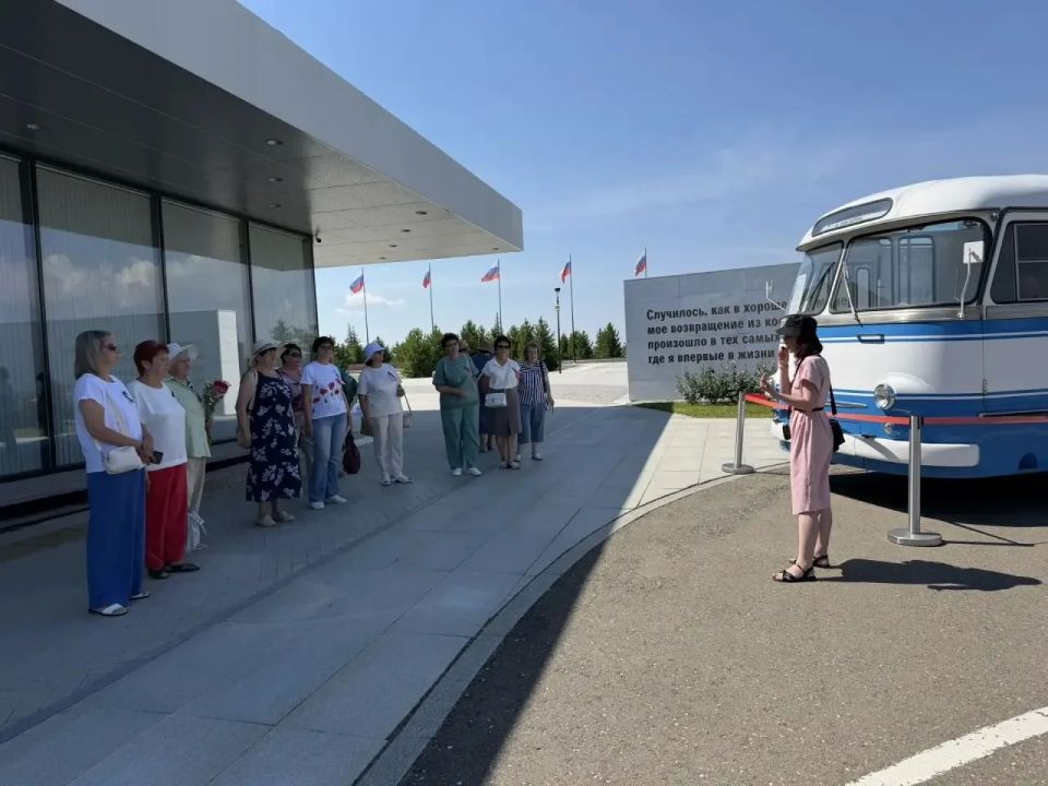 Сегодня, в День России, в Парке покорителей космоса имени Ю. А. Гагарина прошла экскурсия для ветеранов Энгельсского района Сегодня, в День России, в Парке покорителей космоса имени Ю. А. Гагарина прошла экскурсия для ветеранов Энгельсского района