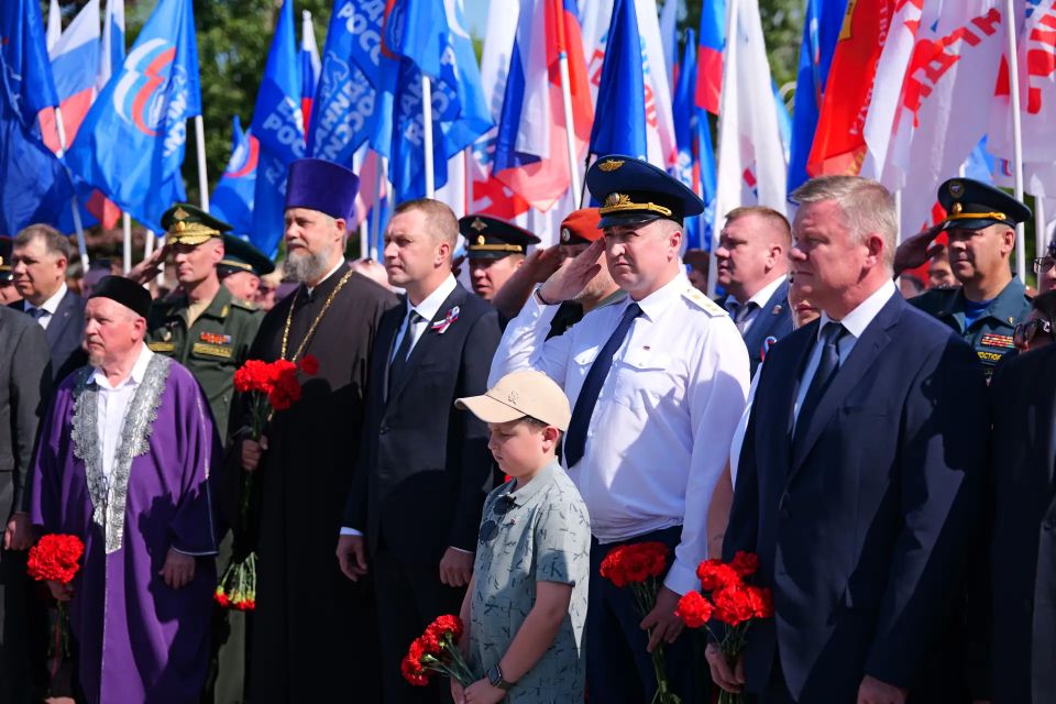 Прокурор Саратовской области Сергей Филипенко принял участие в торжественных мероприятиях, посвященных Дню России Прокурор Саратовской области Сергей Филипенко принял участие в торжественных мероприятиях, посвященных Дню России