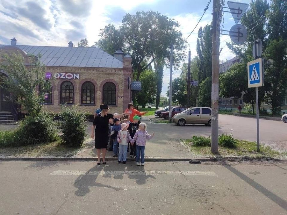 В Петровске автоинспекторы провели для дошкольников пешеходную экскурсию «Мой безопасный путь» В Петровске автоинспекторы провели для дошкольников пешеходную экскурсию «Мой безопасный путь»