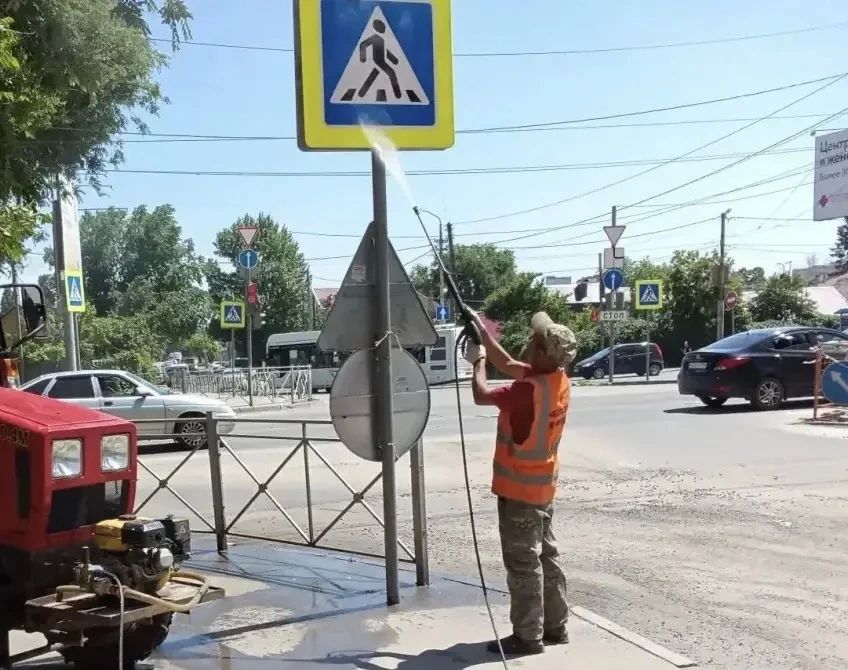 Продолжаются работы по благоустройству Продолжаются работы по благоустройству