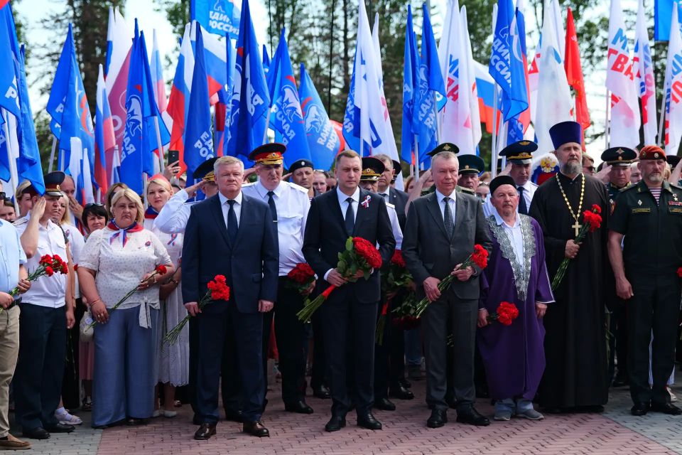 В Саратове в День России подняли государственный флаг в Парке Победы В Саратове в День России подняли государственный флаг в Парке Победы