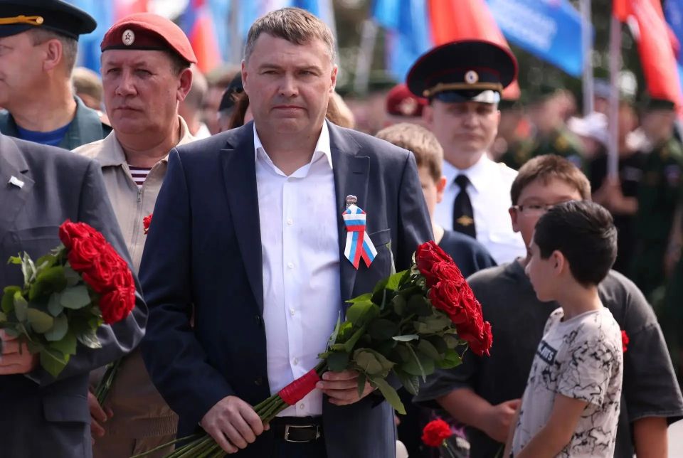В День России у Вечного огня в саратовском Парке Победы состоялась торжественная церемония поднятия Государственного флага В День России у Вечного огня в саратовском Парке Победы состоялась торжественная церемония поднятия Государственного флага