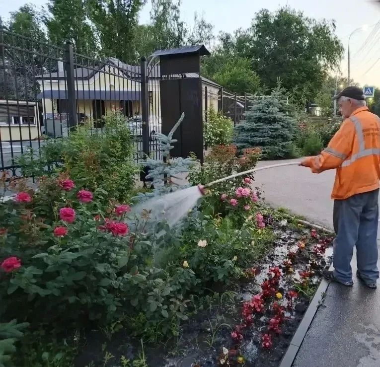 Продолжаются работы по благоустройству Продолжаются работы по благоустройству