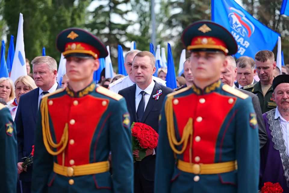 В Саратове в День России подняли государственный флаг в Парке Победы В Саратове в День России подняли государственный флаг в Парке Победы