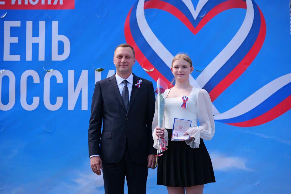 В Саратове в День России подняли государственный флаг в Парке Победы В Саратове в День России подняли государственный флаг в Парке Победы