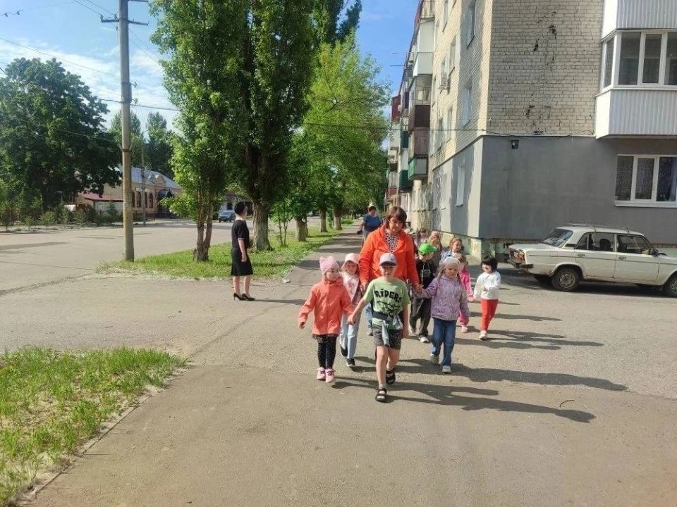 В Петровске автоинспекторы провели для дошкольников пешеходную экскурсию «Мой безопасный путь» В Петровске автоинспекторы провели для дошкольников пешеходную экскурсию «Мой безопасный путь»