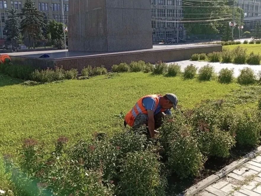 Продолжаются работы по благоустройству Продолжаются работы по благоустройству