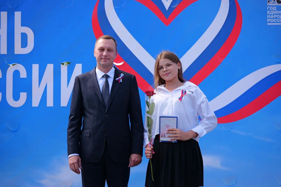 В Саратове в День России подняли государственный флаг в Парке Победы В Саратове в День России подняли государственный флаг в Парке Победы