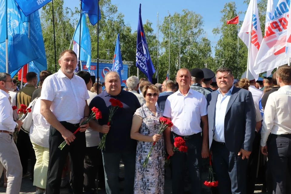 Сегодня День России. . В честь праздника в парке Победы на Соколовой горе прошла торжественная церемония поднятия Государственного флага РФ В ней приняли участие губернатор Саратовской области Роман Бусаргин, депутаты... Сегодня День России. . В честь праздника в парке Победы на Соколовой горе прошла торжественная церемония поднятия Государственного флага РФ В ней приняли участие губернатор Саратовской области Роман Бусаргин, депутаты...