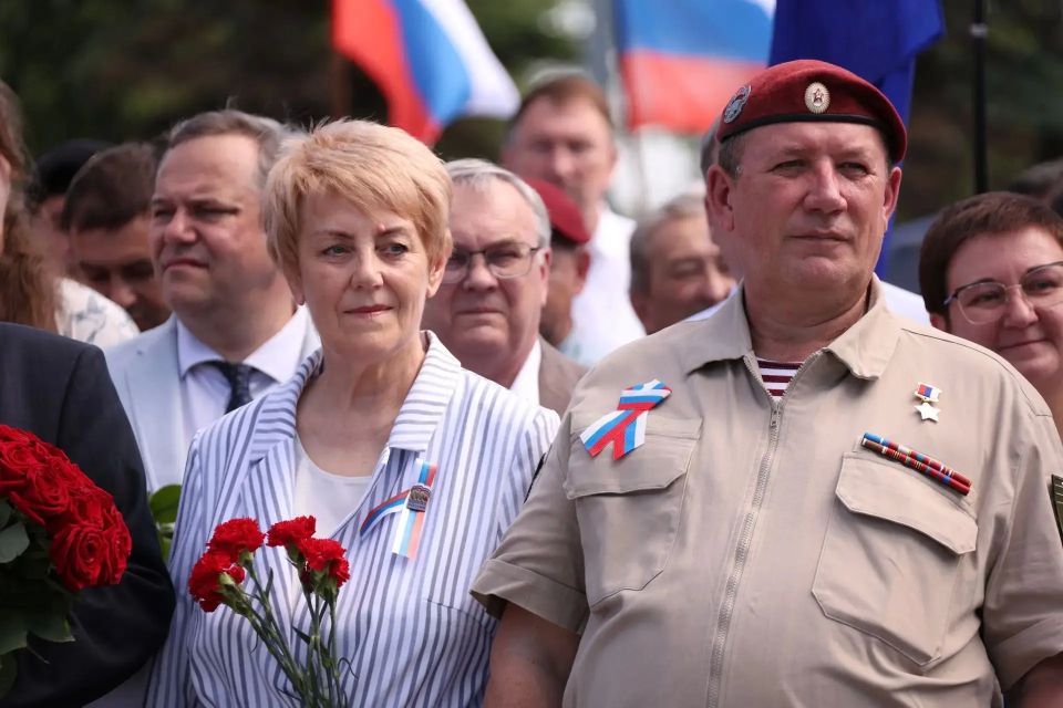 В День России у Вечного огня в саратовском Парке Победы состоялась торжественная церемония поднятия Государственного флага В День России у Вечного огня в саратовском Парке Победы состоялась торжественная церемония поднятия Государственного флага