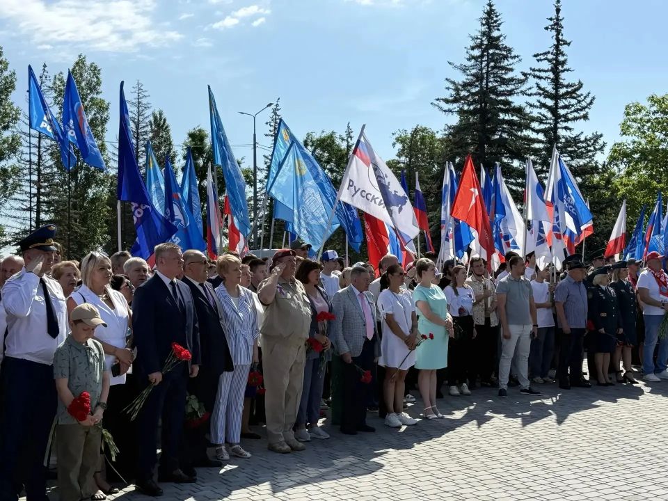 В День России в Парке Победы торжественно подняли Государственный флаг В День России в Парке Победы торжественно подняли Государственный флаг