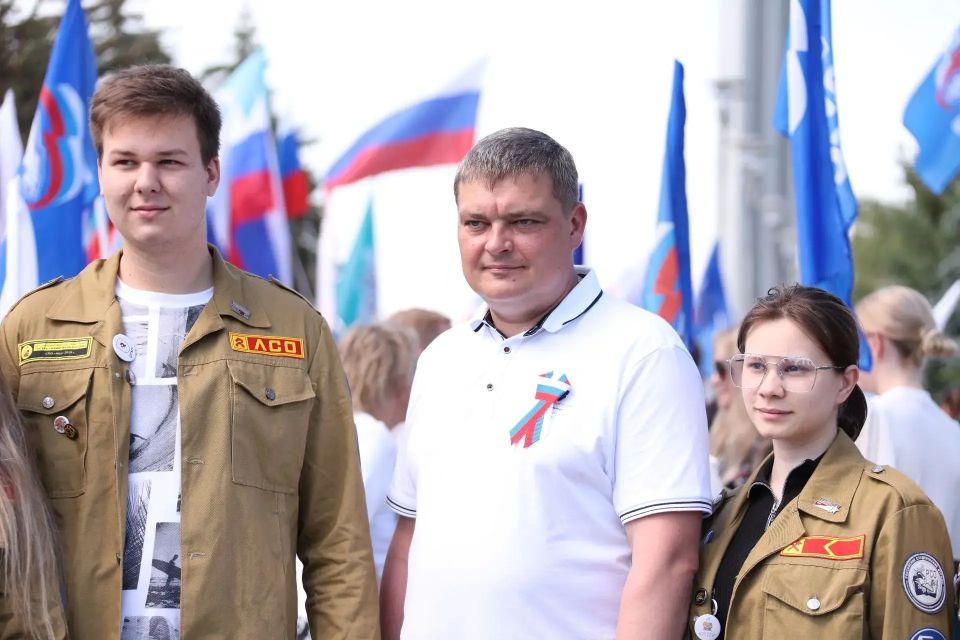 В День России у Вечного огня в саратовском Парке Победы состоялась торжественная церемония поднятия Государственного флага В День России у Вечного огня в саратовском Парке Победы состоялась торжественная церемония поднятия Государственного флага