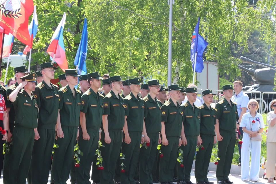 Сегодня День России. . В честь праздника в парке Победы на Соколовой горе прошла торжественная церемония поднятия Государственного флага РФ В ней приняли участие губернатор Саратовской области Роман Бусаргин, депутаты... Сегодня День России. . В честь праздника в парке Победы на Соколовой горе прошла торжественная церемония поднятия Государственного флага РФ В ней приняли участие губернатор Саратовской области Роман Бусаргин, депутаты...