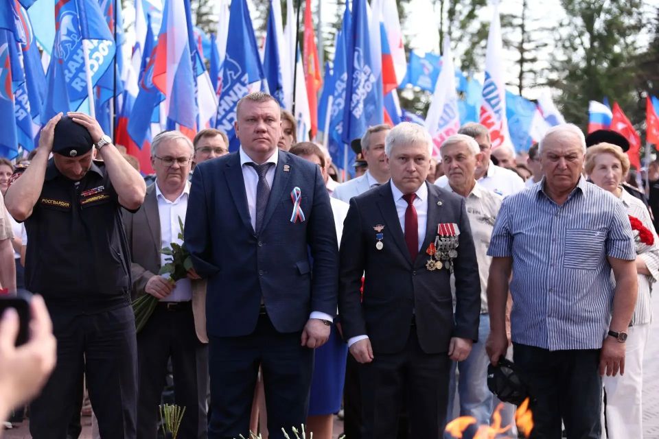 В День России у Вечного огня в саратовском Парке Победы состоялась торжественная церемония поднятия Государственного флага В День России у Вечного огня в саратовском Парке Победы состоялась торжественная церемония поднятия Государственного флага