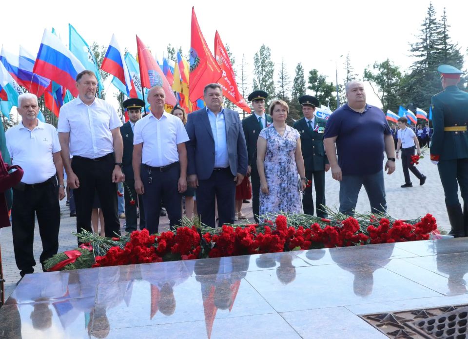 Сегодня День России. . В честь праздника в парке Победы на Соколовой горе прошла торжественная церемония поднятия Государственного флага РФ В ней приняли участие губернатор Саратовской области Роман Бусаргин, депутаты... Сегодня День России. . В честь праздника в парке Победы на Соколовой горе прошла торжественная церемония поднятия Государственного флага РФ В ней приняли участие губернатор Саратовской области Роман Бусаргин, депутаты...