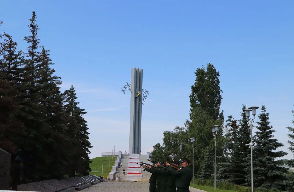 Сегодня День России. . В честь праздника в парке Победы на Соколовой горе прошла торжественная церемония поднятия Государственного флага РФ В ней приняли участие губернатор Саратовской области Роман Бусаргин, депутаты... Сегодня День России. . В честь праздника в парке Победы на Соколовой горе прошла торжественная церемония поднятия Государственного флага РФ В ней приняли участие губернатор Саратовской области Роман Бусаргин, депутаты...