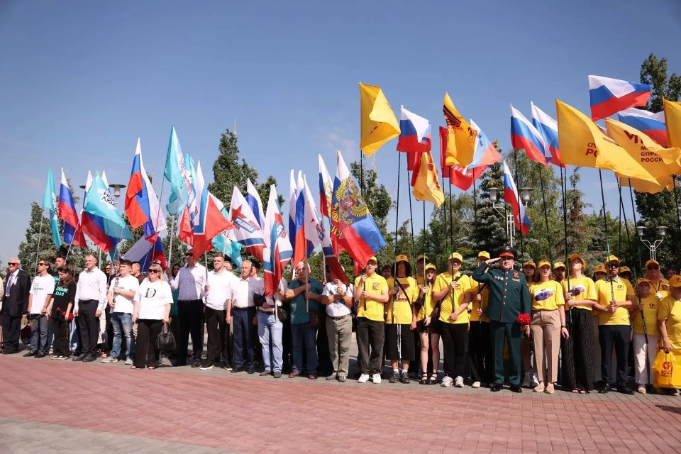 В День России у Вечного огня в саратовском Парке Победы состоялась торжественная церемония поднятия Государственного флага В День России у Вечного огня в саратовском Парке Победы состоялась торжественная церемония поднятия Государственного флага