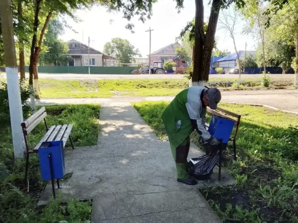 Продолжаются работы по благоустройству Продолжаются работы по благоустройству