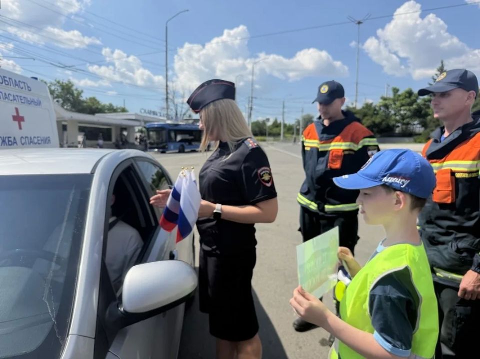 В Саратове автоинспекторы и спасатели поздравили горожан с Днём России В Саратове автоинспекторы и спасатели поздравили горожан с Днём России