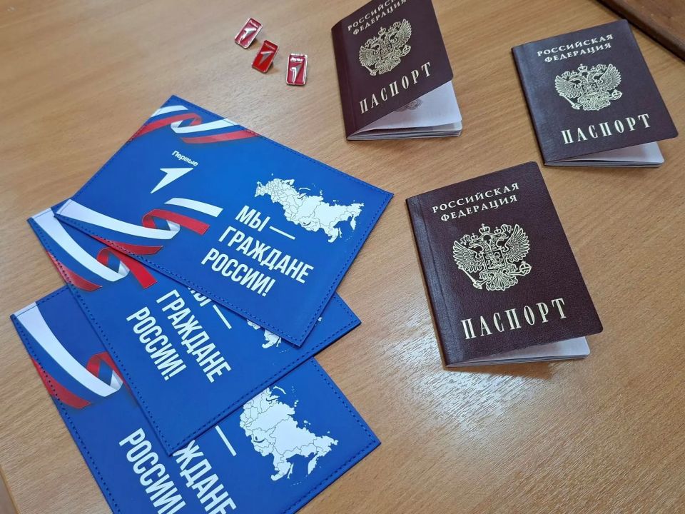 Накануне Дня России, в рамках Всероссийской акции «Мы — граждане России!» активисты Движения Первых получили свой первый паспорт — символ гражданской ответственности и новых возможностей Накануне Дня России, в рамках Всероссийской акции «Мы — граждане России!» активисты Движения Первых получили свой первый паспорт — символ гражданской ответственности и новых возможностей