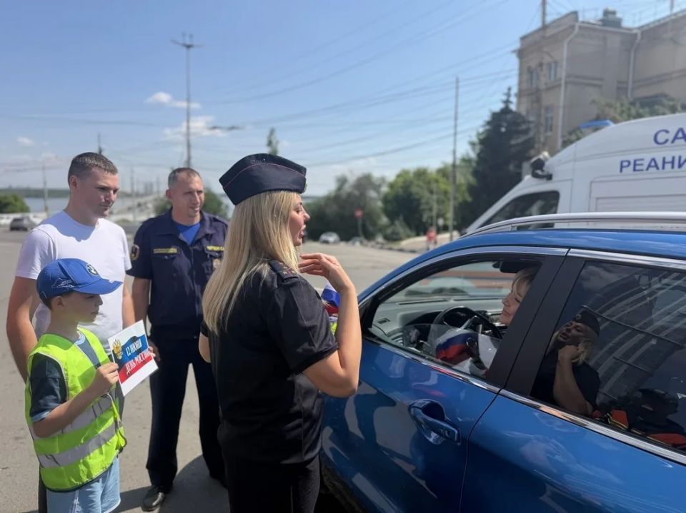 В Саратове автоинспекторы и спасатели поздравили горожан с Днём России В Саратове автоинспекторы и спасатели поздравили горожан с Днём России