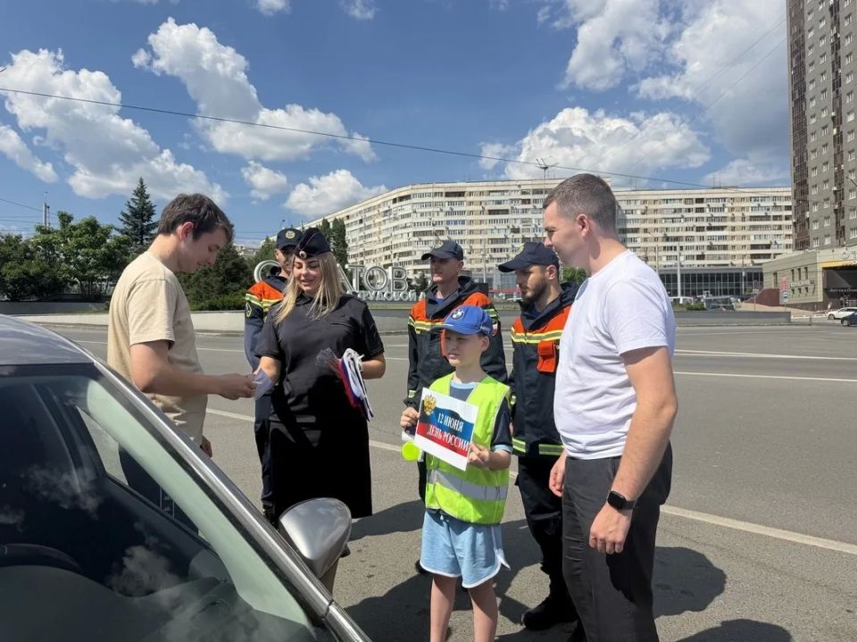 В Саратове автоинспекторы и спасатели поздравили горожан с Днём России В Саратове автоинспекторы и спасатели поздравили горожан с Днём России